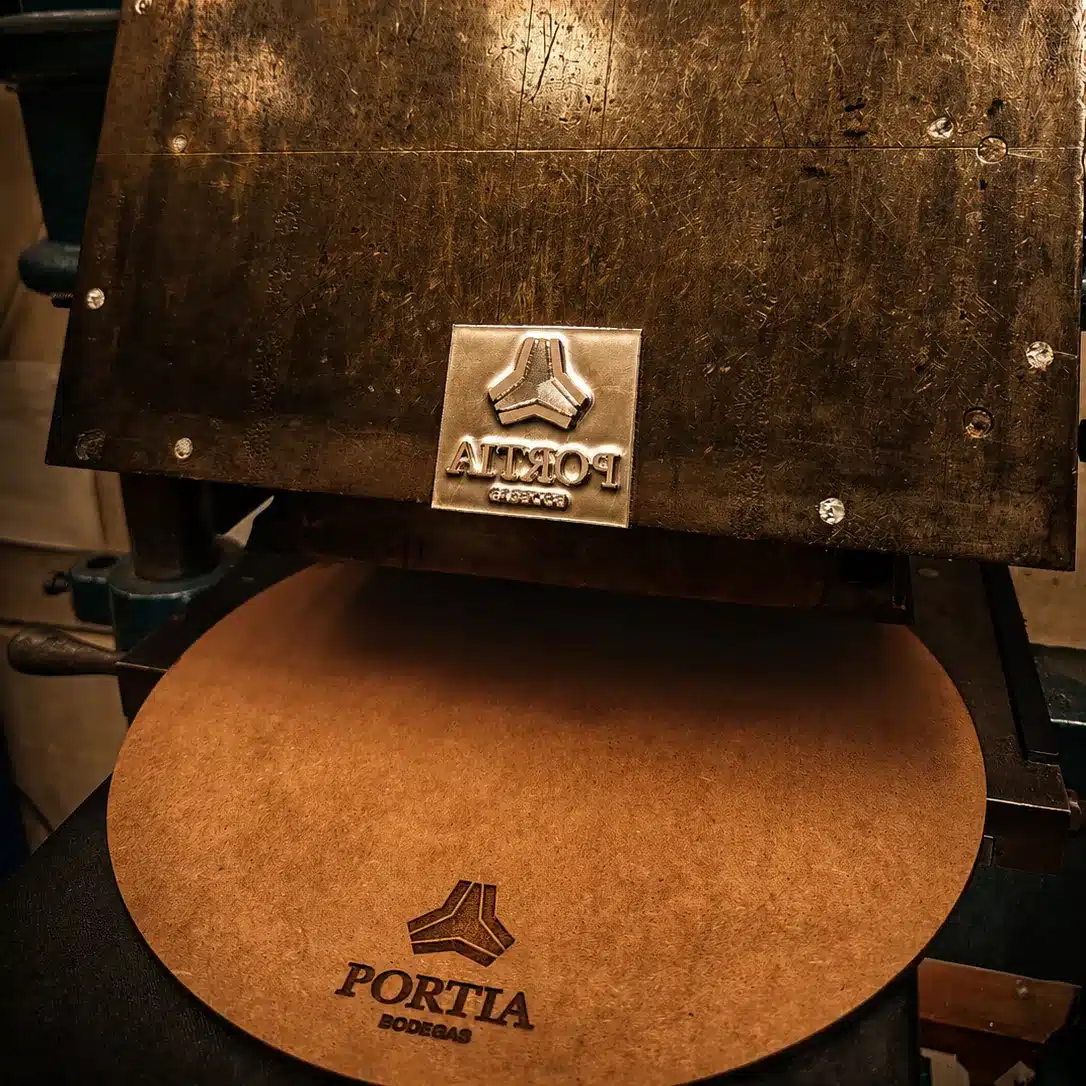 Bajoplatos personalizados de polipiel: así fabricamos los salvamanteles con logotipo de Bodegas Portia 3 Cliché metálico para grabar el logotipo de Bodegas Portia en salvamanteles a medida