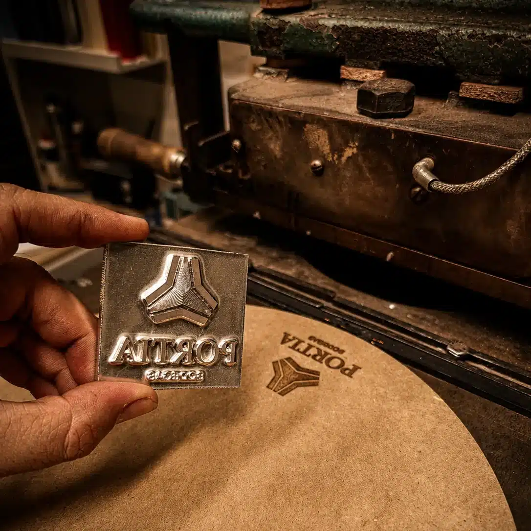Bajoplatos personalizados de polipiel: así fabricamos los salvamanteles con logotipo de Bodegas Portia 4 Prensa de golpe en seco marcando el logotipo de Bodegas Portia en un salvamanteles de polipiel