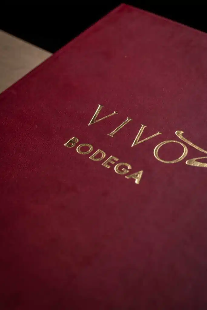 Cartas para restaurantes en Barcelona 5 Carta de restaurante personalizada para Vivo Barcelona, fabricada a mano por Kartia