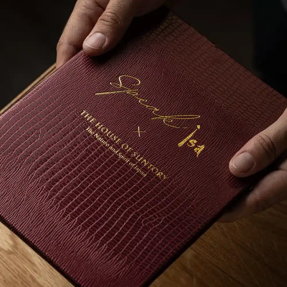 Cartas de cócteles personalizadas para coctelerías de autor 2 Carta de cócteles en polipiel burdeos con foil oro fabricada para la coctelería Isa del Four Seasons Madrid