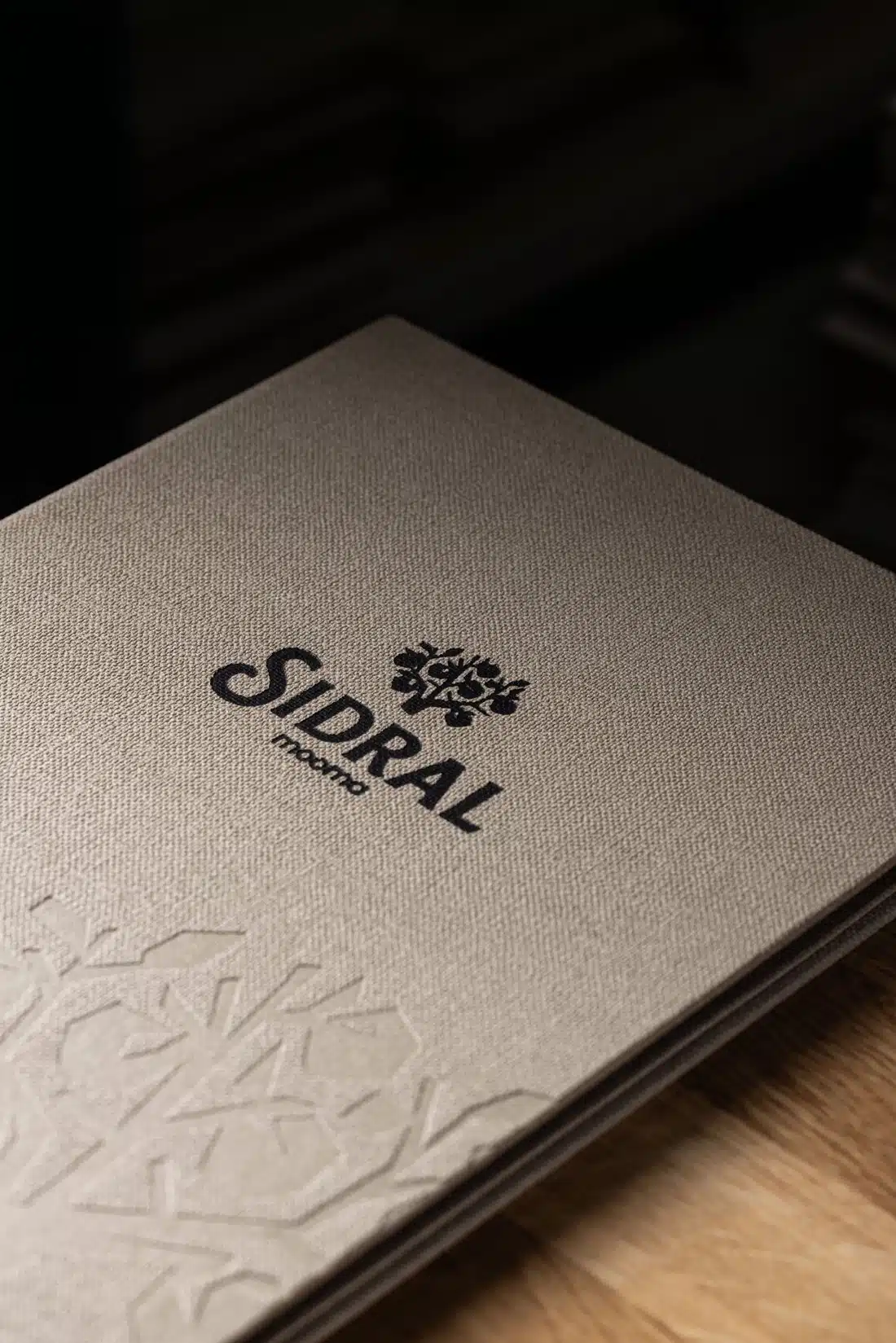Portamenús 64 Carta de tela personalizada con logotipo grabado